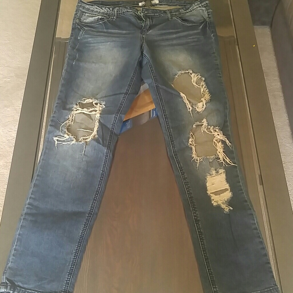 Sandblast destroyed skinny jeans